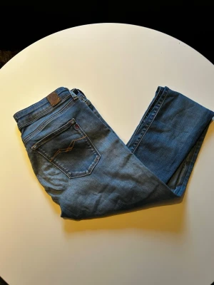 Replay jeans - Replay jeans me slitningar! W28 L30 passar dig som är 170-175 ungefär. Hör av er vid frågor och funderingar// Lutino UF