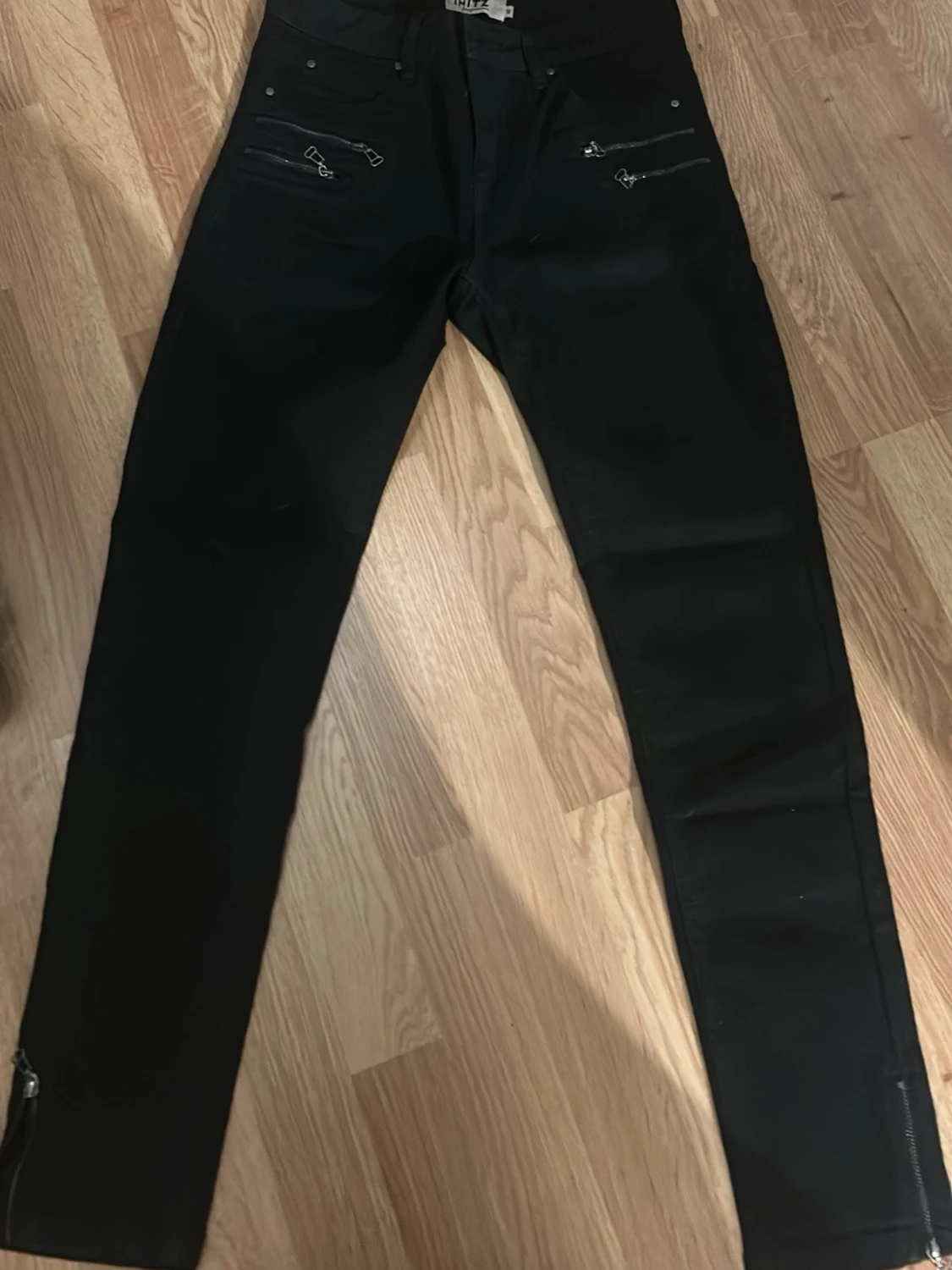 Svarta skinny jeans med dragkedjor