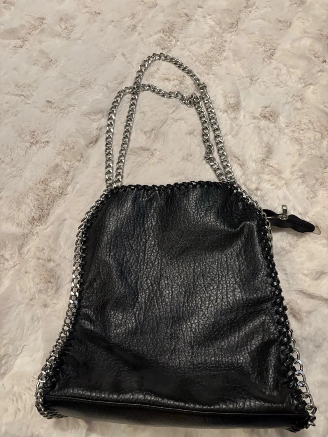 Svart axelväska med kedjedetaljer från TIAMO