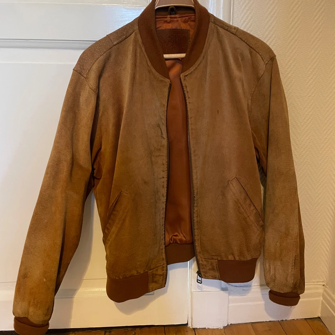 Brun skinn bomberjacka från Saki