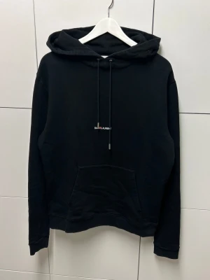 Saint Laurent Hoodie - Hoodie i väldigt fint skick inga defekter. Storlek M. Nypris idag ligger på 8000kr. Skriv gärna vid fler frågor. 