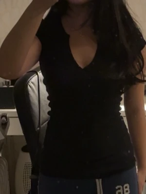 Svart ribbad topp med v-ringning - Säljer för den inte kommer till användning längre❤️ en gammal svart ribbad topp från BikBok i storlek xs. 