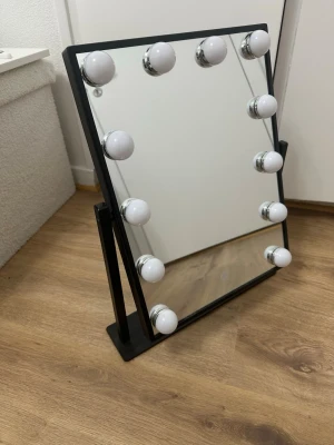 LED Spegel Linda Rusta  - Säljer den pga har köpt större. Den är endas använt i två månader. Ny pris 499.   Bredd: 30 cm Höjd: 40 cm. Mått inklusive stativ: Bredd: 36,5 cm Höjd: 47 cm.  Tre ljuslägen – varm-, kall- och neutralvit Dimringsbar belysning 360° vinkling 1,5 m sladd med EU kontakt medföljer