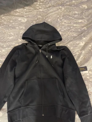 Ralph Lauren zip hoodie svart herr oanvänd  - Oanvänd och alla lappar kvar, storlek L. Säljes då returtiden gått ut, nypris 2200