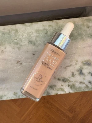 L'Oréal True Match Nude Foundation - Lätt färgad foundation-serum med hyaluronsyra från L'Oréal Paris. Nyansen är 4-5 Medium. Endast testad. 