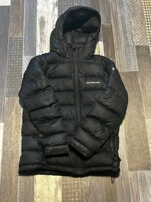 Peak performance jacka - En peakperformance jacka i fint skick, säljer pga av att den är för liten, jackan har inga defekter, Om du har några frågor eller funderingar så är det bara att skiva.