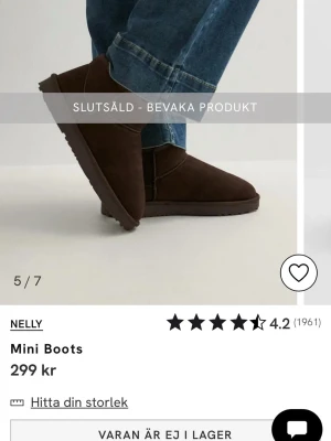 Bruna mini boots från Nelly - Säljer ett par bruna mini boots från Nelly som är perfekta nu under vintern. Modellen är helt slutsåld och säljer nu ett par i storlek 38. De är helt nya och oanvända! 