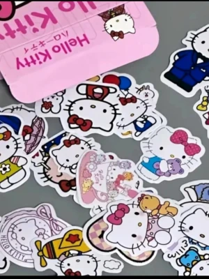 Hello Kitty klistermärken 60 St, NYA! - Säljer ett set med söta Hello Kitty stickers i olika motiv och färger. Perfekt för att dekorera laptop, mobil eller anteckningsbok. Stickersarna har detaljer som rosetter, nallar och klänningar i rosa, blått, gult och grönt. Alla stickers har en vit bakgrund och är i klassisk Hello Kitty-stil.