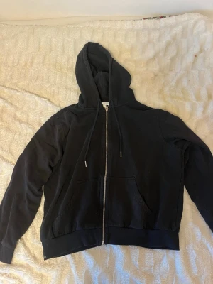 Zip hoodie svart  - Säljer denna superskönt zip hoodie från H&M, den är knappt använd och passar till allt!