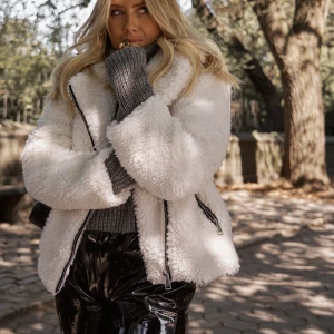 Vit teddyjacka - Vit teddyjacka från Hannalicious x NA-KD. Fint skick! 🤍🐻 supermjuk och go! Storlek 40.