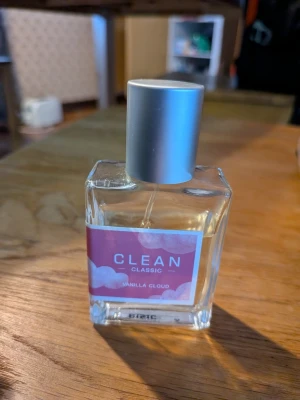 Clean Classic Vanilla Cloud parfym - Upptäck Clean Classic Vanilla Cloud – en fräsch och modern parfym med enkel, stilren design. Perfekt för dig som gillar subtila dofter och vill ha något lätt att bära varje dag. Se bild för mängd kvar. 