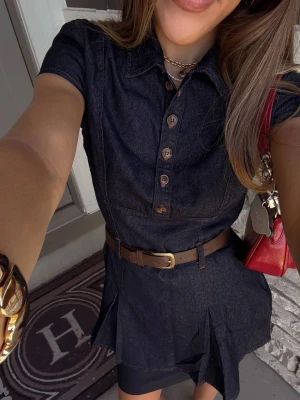 Mörkblå jeansklänning med knappar - As snygg jeansklänning från cider, säljer bara för att den inte passade. Perfekt för alla tillfällen och passar bra med ett snyggt bälte. Orginalpris 500 