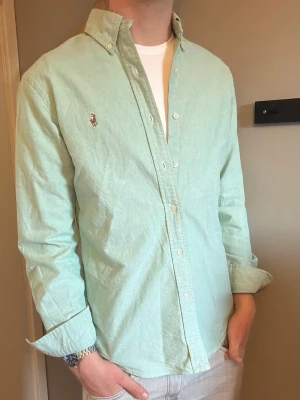 Ralph Lauren skjorta grön  - Säljer denna stilrena och snygga gröna Ralph Lauren skjorta. Skjortan är i mycket bra skick. Modellen är M slim fit. Har du några frågor? Tveka inte att höra av dig. Allt gott från Deluxe garderoben ⭐️ 