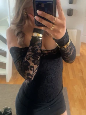 Svart offshoulder spet body - Säljer min absoluta favorit tröja då den tyvärr blivit för liten 😭slutsåld på hemsidan, inga defekter!
