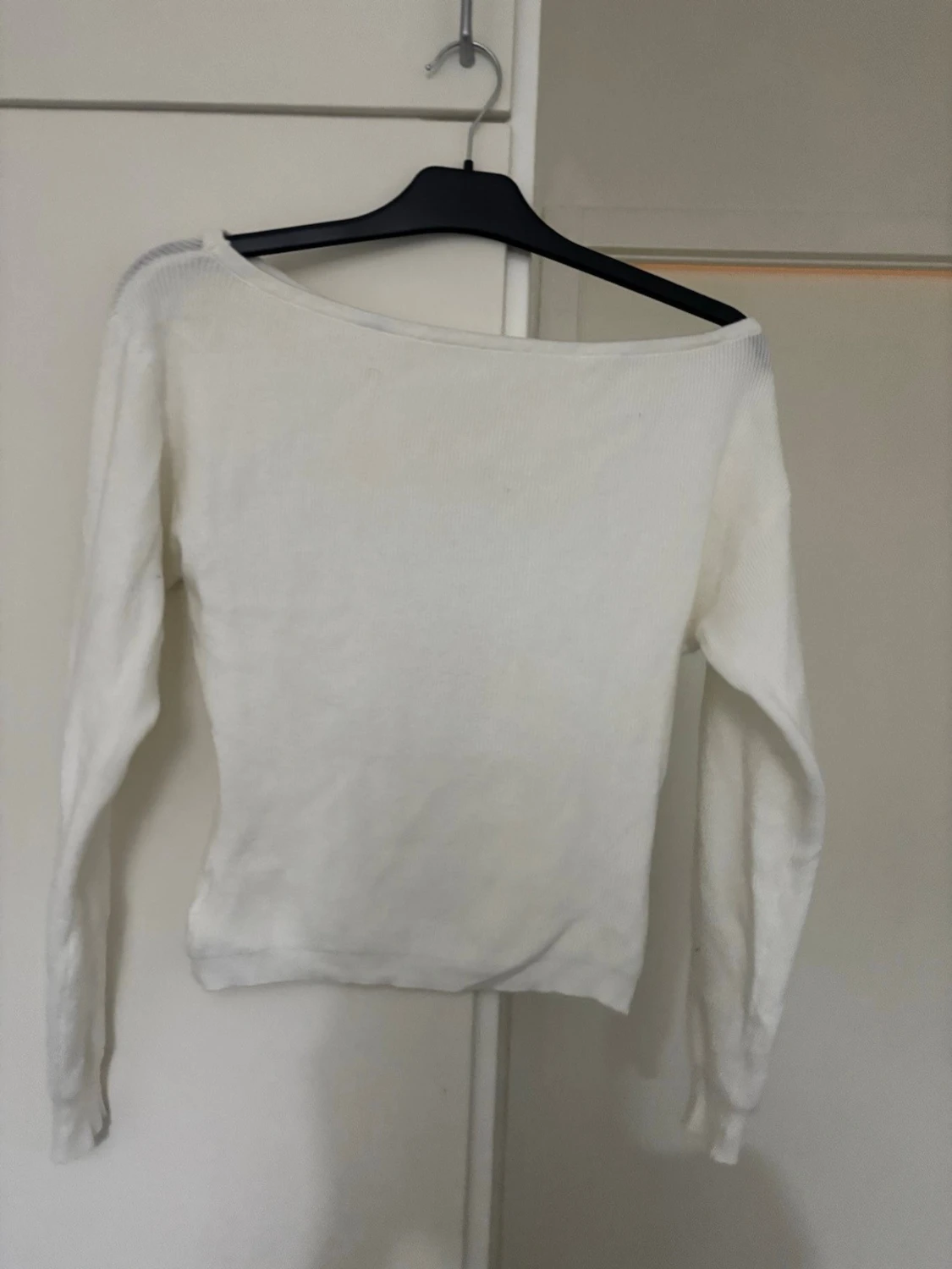 Vit offshoulder stickad tröja - 1