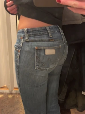 Wrangler jeans lowwaist - Midjemått ca 38 cm, lite slitna längst ner vid hälen men märks knappt, jag är 167 cm💞priset är diskuterbart <3