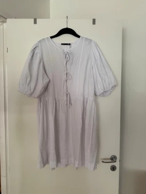 Klänning vit  - Storlek L. Aldrig använd. Fått några små märken efter att ha hängt i butik. 
