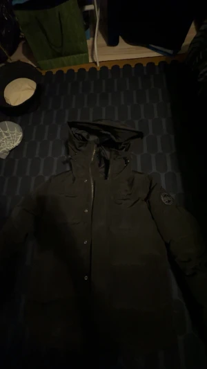 Canada Goose MacMillian Black Label - Köpte jackan förra vintern, inga skador och passar även som s. Tveka inte på att höra av dig gällande andra frågor.