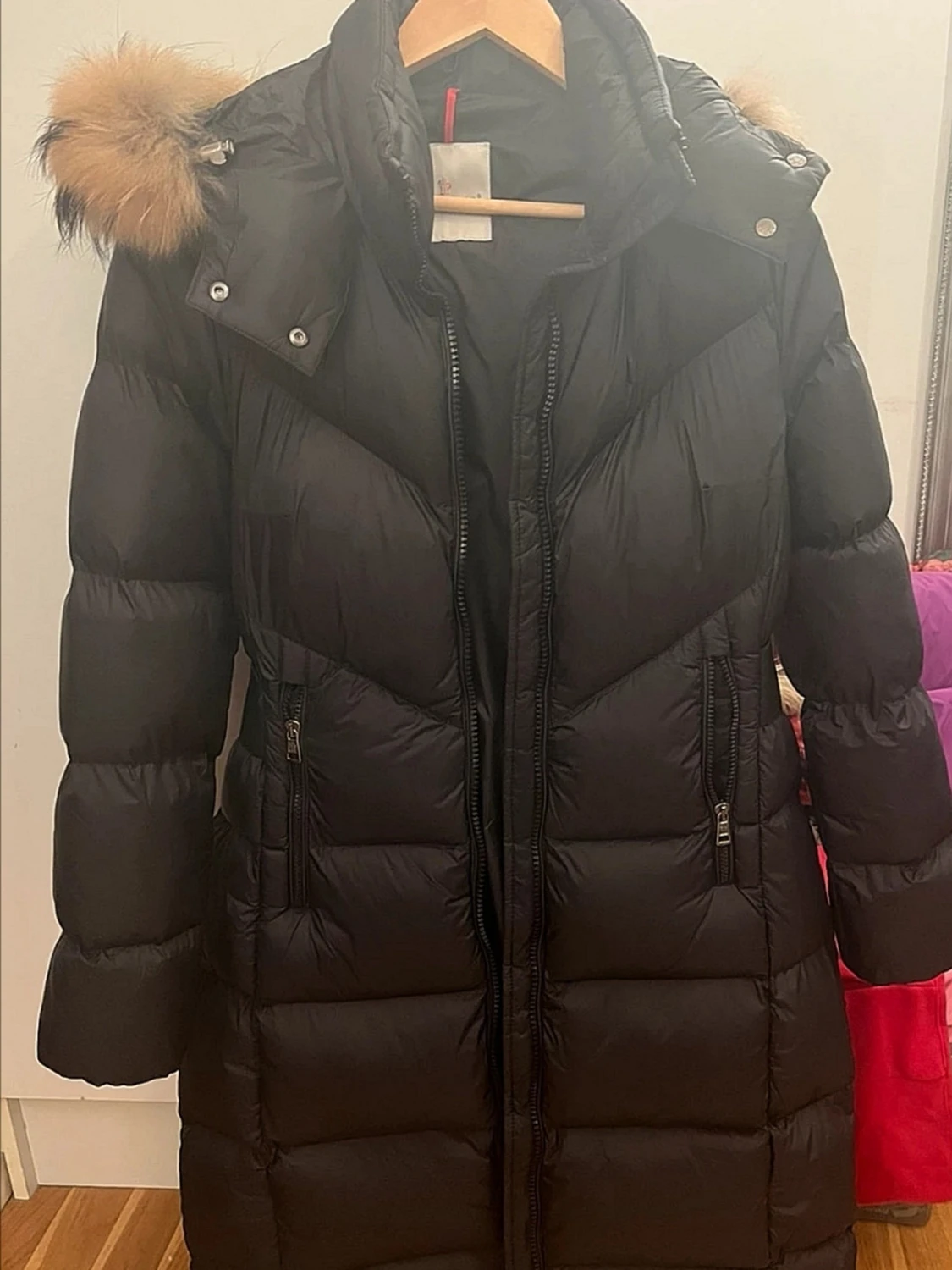 Svart lång dunjacka med päls