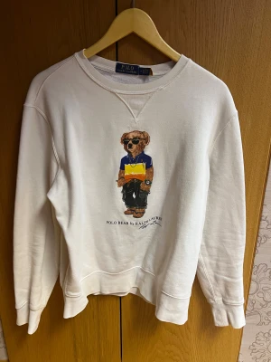 Ralph lauren tröja - Den är i nyskick och köpt från zalando. Nypris ca 2700kr. Den sälj pga den är för liten och har därmed bara använts ca 5 gånger. Jag har kvar påsen och någon lapp man fick med från zalando. 