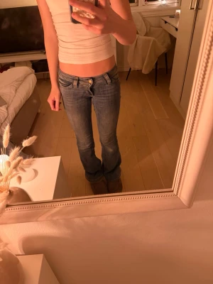 Blå bootcut jeans från Cheap Monday - Säljer ett par blågrå bootcut lågmidjade jeans från cheap Monday, säljer för att de blivit för korta för mig!😊💗 (jag är 165 cm)