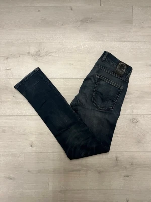 Replay Grover mörkblåa jeans  - Hej! Säljer dessa mörkblåa replay Grover jeansen//jeansen är slitna, MEN det birdrar till en mer ”archive look”//fråga gärna!