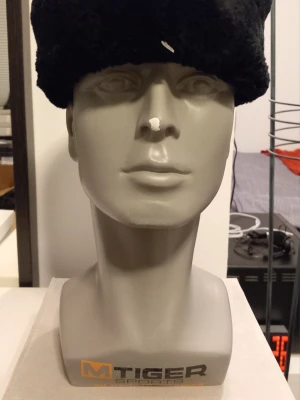 Svart pälsmössa från Shepherd - Storlek 58  - Säljer en svart pälsmössa från Shepherd med mjuk päls och skinn på ovansidan. Mössan har en klassisk och stilren look som passar perfekt till kalla dagar. Pälsen är fluffig och ger en lyxig känsla, medan skinnet på ovansidan ger en snygg kontrast.