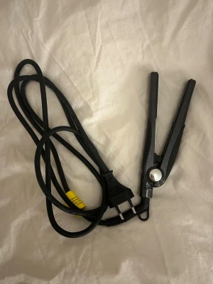 Liten plattång - Liten plattång (ca 16 cm) från Björn Axén. Perfekt att ha med på semester mm, då den inte tar så stor plats i väskan.