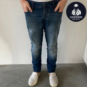 Jack & Jones jeans - Tja. Säljer dessa feta jeans i modellen slim fit/glenn (väldigt populära). De är i extremt fint skick utan defekter. Storlek W32 L32. Tveka inte på att ställa frågor! 🙌