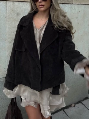 Kort brun trenchcoat i mockaimitation - Säljer denna trenchcoat i mörkbrun mockaimitation från NA-KD (slutsåld). Strl 40. Endast testad!! Missade returdatumet därav säljer jag den här🤎🤎Nypris:1199kr