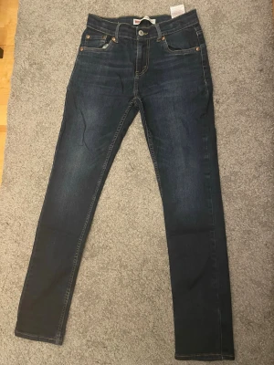 Levis 512 slim, kom med bud  - Schysta Levis 512 jeans sitter mer slim, men riktigt sköna lite mer rörliga, inga skador eller liknande