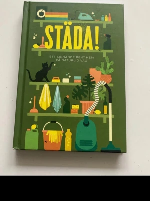 STÄDA! Ett skinande rent hem på naturlig väg - Upptäck smarta och roliga tips för att göra städningen enklare och mer underhållande! Boken ger inspiration till ett skinande rent hem med naturliga metoder, perfekt för dig som vill ha ett fräscht och miljövänligt boende. Passar unga vuxna som vill ha praktiska och kreativa lösningar.