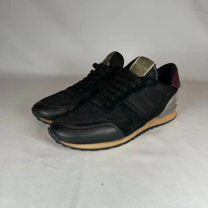 Valentino rockrunners  - Eftertraktade Valentino rockrunners, riktigt stilrena hör av er vid funderingar!   Dustbag ingår      Passar 44  Pris kan diskuteras.                               Givetvis 100% äkta!