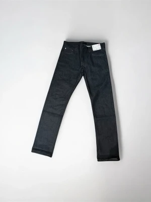 Slim fit jeans från Uniqlo navy - Slim fit jeans från Uniqlo i mörkblått (navy) med klassisk femficksdesign. Materialet är en mix av bomull, polyester och elastan för skön stretch och passform. Snyggt raka ben och stilren look, perfekt för dig som gillar minimalistisk stil. Storleken är W31 L32. Jeansen är nya och har aldrig använts. Skriv om du undrar över något. Kan gå ner i pris vid snabb affär.