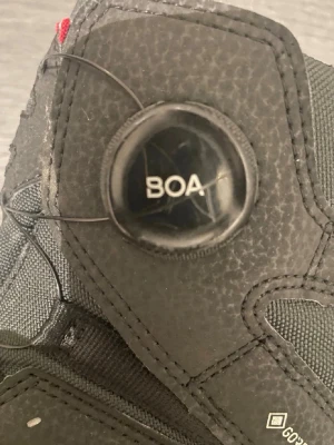 Svarta Viking boots med BOA och Gore-Tex - Säljer ett par svarta boots från Viking med BOA-snörningssystem och Gore-Tex-material. Skorna har robust gummisula i brun färg, detaljer i grått och meshpartier för extra komfort. Perfekt för dig som vill ha funktionella och snygga boots med modern teknik.