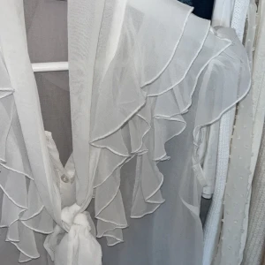 Söt blus från Gina❤️ - Oanvänd blus som passar perfekt till alla högtider och speciella tillfällen❤️skriv för fler bilder och är öppen för prisförslag🫰🏼❤️❤️