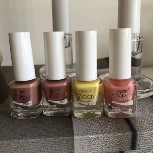 Depend 7day nagellack 4-pack - Esnygga Depend 7day nagellack i färgerna sandbeige, rosabrun, pastellgul och korallrosa. Flaskorna är i glas med vita korkar och rymmer 5 ml vardera. Perfekt för dig som vill variera din nagelstil med både neutrala och färgglada toner.