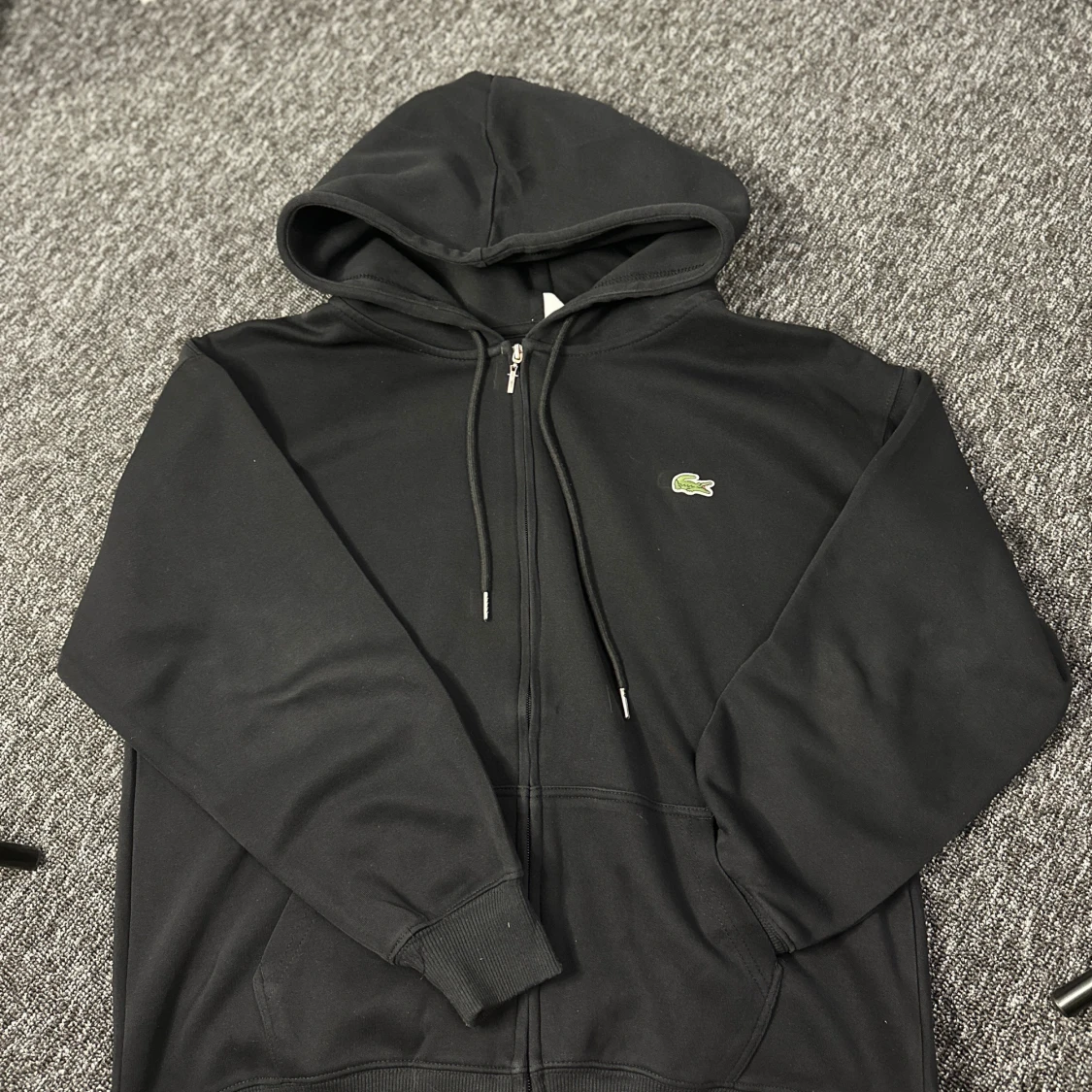 Svart hoodie från Lacoste med dragkedja