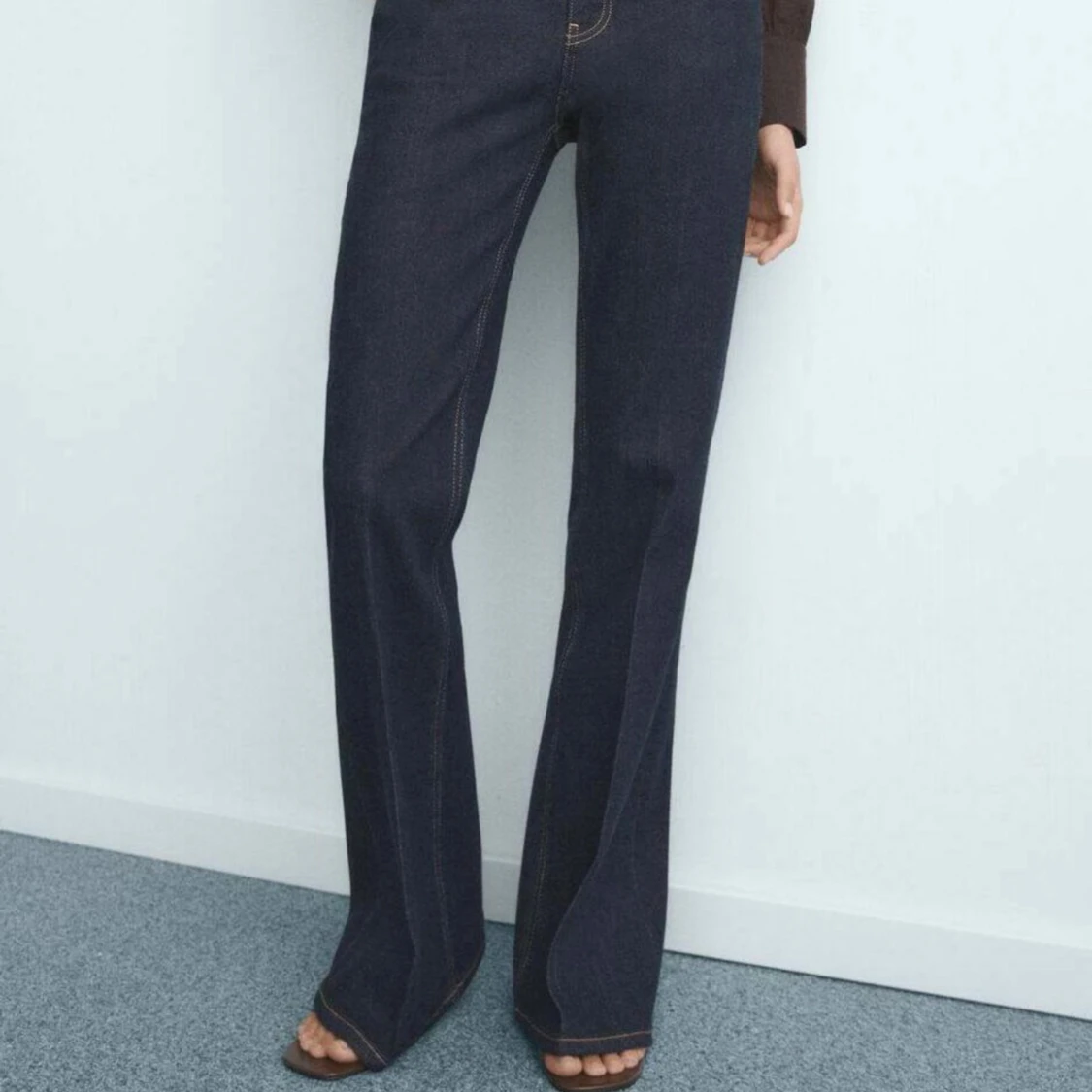 Mörkblå bootcut jeans med hög midja - 1