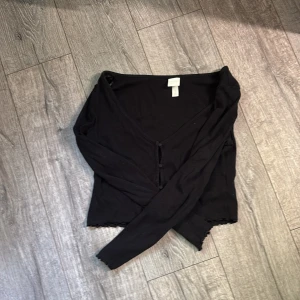 Svart kofta från H&M - Svart kofta från H&M strl M,Perfekt att styla med jeans eller kjol för en enkel men snygg look❣️