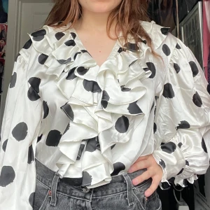 Prickig blus med Krås - Krås blus från Zara i fint skick. Jag kan mötas upp i Uddevalla centrum, annars fraktar jag gärna. Köparen står för frakten. (Står ej för postens slarv) katt finns i hemmet. 