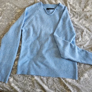 Ljusblå  tröja - Använd en gång.Mysig ljusblå  tröja med rund halsringning och ribbade muddar.