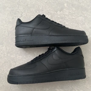 Nike Air Force 1 helsvarta sneakers - Säljer ett par klassiska Nike Air Force 1 i svart, aldrig använt innan. Köper in grejer för att sälja och tänkte jag ett bra pris på 600 kr, pris kan diskuteras