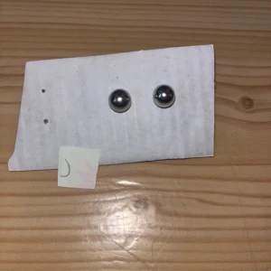 Korvakorut - Ihanat pallo korvakorut. Desinfioitu ja puhdistettu käytön jälkeen. Kissatalous MMM, lisätietoja saa kysymällä Katsothan myös muut ilmoitukseni Mikäli hinta ei miellytä tarjoa rohkeasti