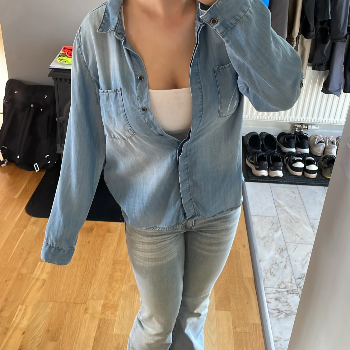 Ljusblå jeansskjorta från H&M