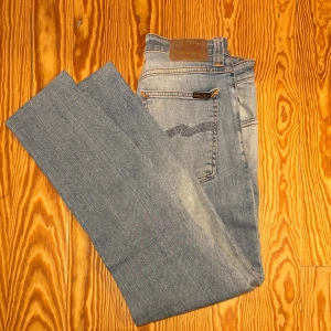 Ljusblå jeans från Nudie Jeans - Schyssta ljusblåa jeans från nudie! Storleken på jeansen är 28:30 men dom är lite uppsydda längst ner så dom passar även dig som är lite kortare. 299kr så är dom dina! Nypris omkring 1800