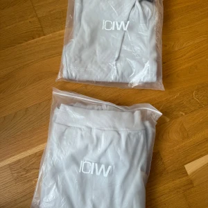 Grå mjukisbyxor och hoddie från ICANIWILL - Snygga grå mjukisbyxor och hoddie från ICANIWILL med ribbad midja och dragsko. Byxorna och hoddien har en stilren look med logga framtill och är tillverkade i mjukt material som passar perfekt för chill eller träning. Klassisk passform och bekväm känsla. 1100kr för hela setet. Det är helt nytt och är i original förpackning. Storlek L i byxan och  XXL i hoddien. Köpt för 1600kr.