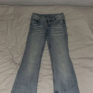 Ljusblåa weekday jeans  - Ljusblåa week day jeans är i bra skick bara lite ner trappade men inget som man märker 26/30 passar bra om man är en xs eller s❤️