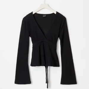 Svart topp med knyt - Aldrig använd (prislapp kvar), pris kan diskuteras