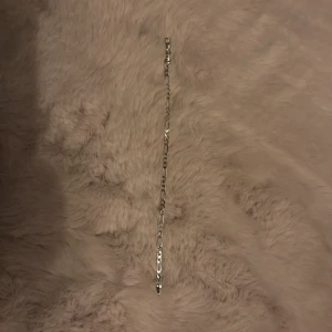 Silverfärgat kedjearmband 925 silver  - Stilrent armband i silverfärg med klassisk kedjelänk-design. Perfekt accessoar för att lyfta din outfit med en enkel men snygg detalj. Länkarna är platta och blanka vilket ger ett modernt intryck. 925 silver 